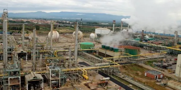 Repsol atura la producció de carburants a la refineria de Tarragona durant tres setmanes per excés d'estoc