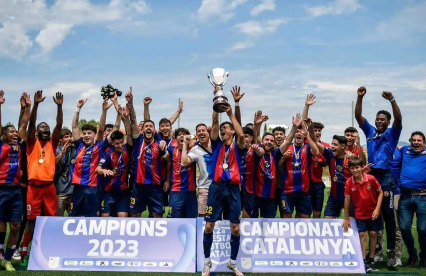El FC Escala aixeca el títol de campions de Catalunya remuntant al Reus FC