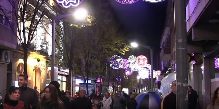 VIDEO: L'encesa de llums i la 4a Nit Oberta obren la campanya de Nadal