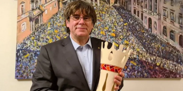COBLEJANT: Carles Puigdemont és reconegut amb el premi rotllana