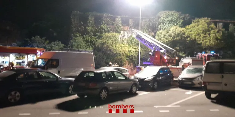 Incendi en una nau abandonada de la plaça del Carme