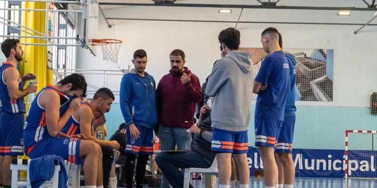 El CN Caldes masculí de bàsquet agafa oxigen amb la primera victòria en quatre jornades, davant el Badalonès (63-61)