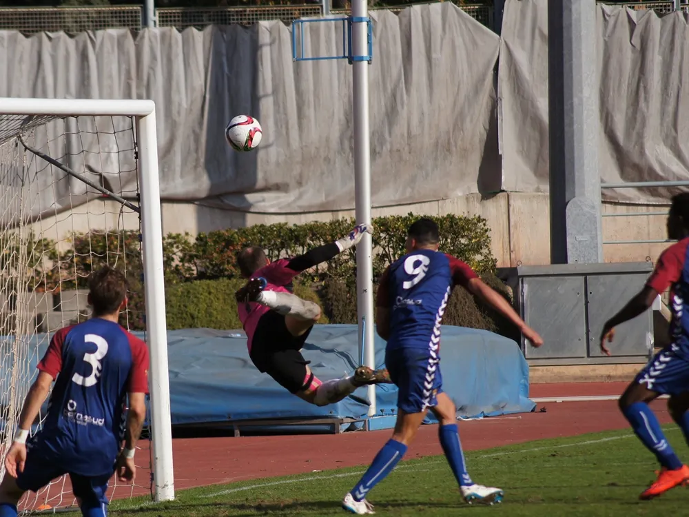 El moment clau del partit. Aquesta pilota ha superat Juanmi per suposar el definitiu 1 a 0 a Gavà