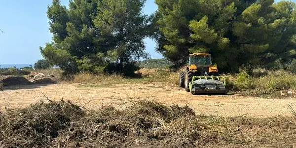 Comencen les tasques de neteja del futur aparcament a la Cabana