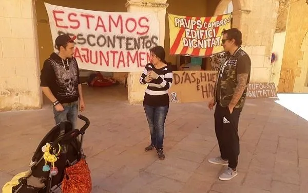 Dos dels ocupes d’Hort de Pau, en vaga de fam a les portes de l’Ajuntament d’Altafulla