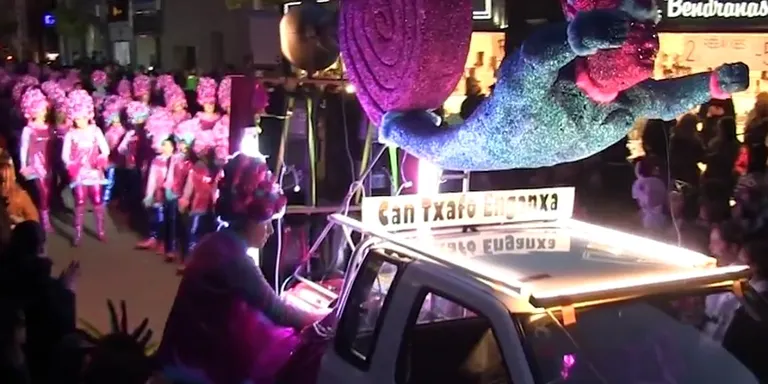 La rauxa pren els carrers amb la rua de Carnaval