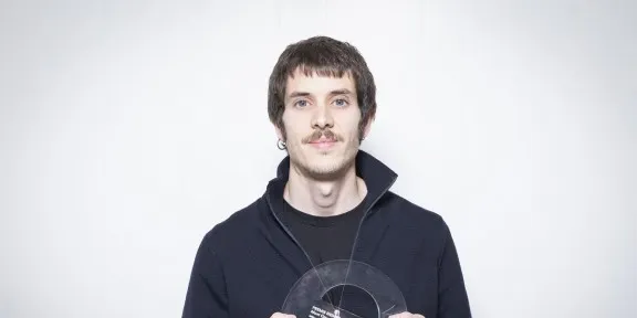 Arnau Obiols rep el Premi Enderrock de la Crítica per l'àlbum 'Mont Cau'