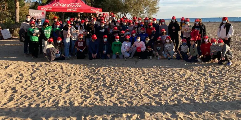 Els alumnes de 1r d’ESO del Vidal i Barraquer de Cambrils netegen les platges del municipi