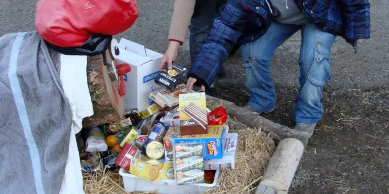 El col.legi Albert Vives 'alimenta' un Tió solidari