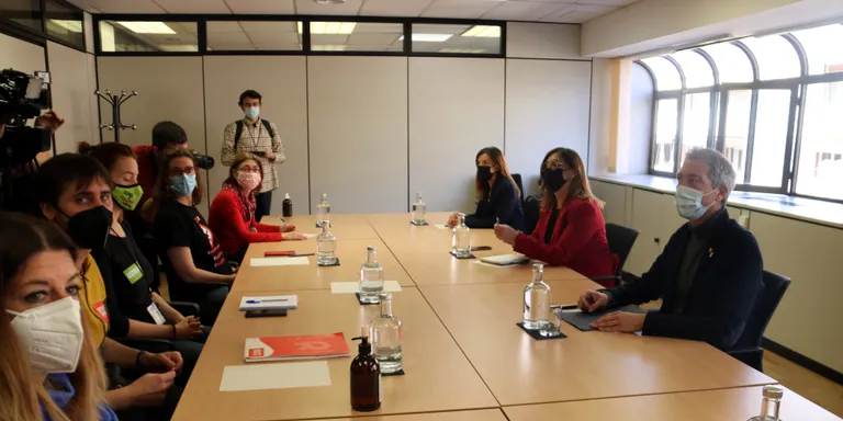 Els sindicats educatius convoquen 5 dies de vaga al març i avisen que no començaran el curs vinent si Cambray no es mou