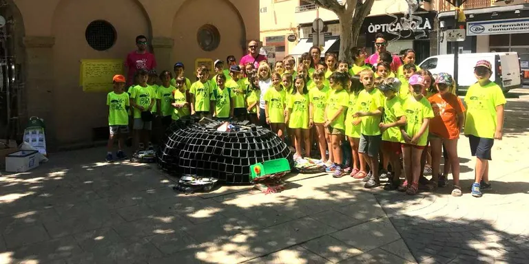 Instal·len una tortuga feta amb material reciclat a la Plaça del Pou per promocionar el reciclatge
