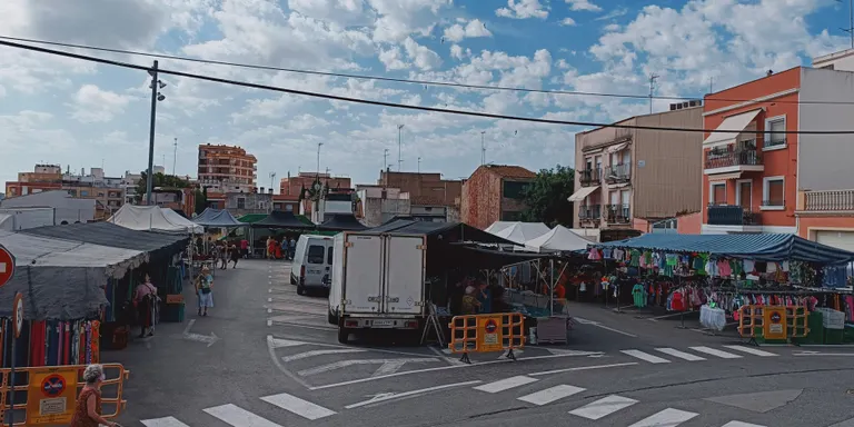 El mercat muncipal dels dijous s’instal·la a la Plaça Mossèn Cinto Verdaguer