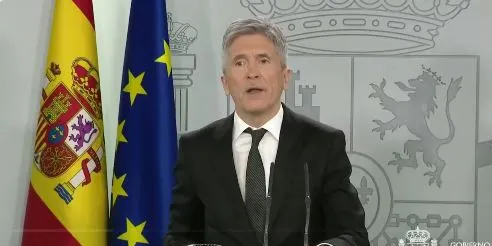 L'estat espanyol estableix controls fronterers terrestres i només deixarà entrar ciutadans espanyols