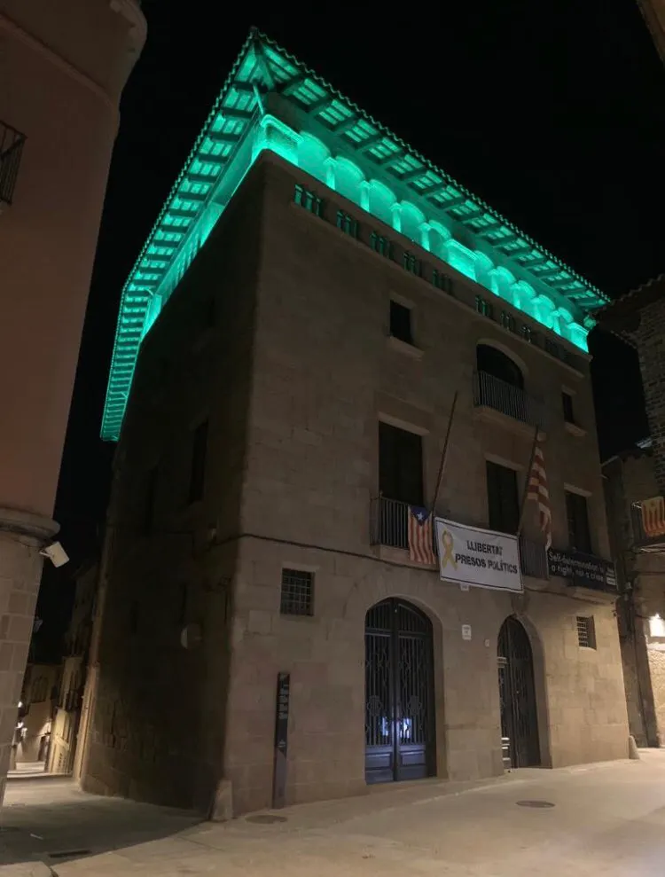 La façana de l'Ajuntament de Solsona s'il·luminarà avui de verd amb motiu del Dia mundial del farmacèutic