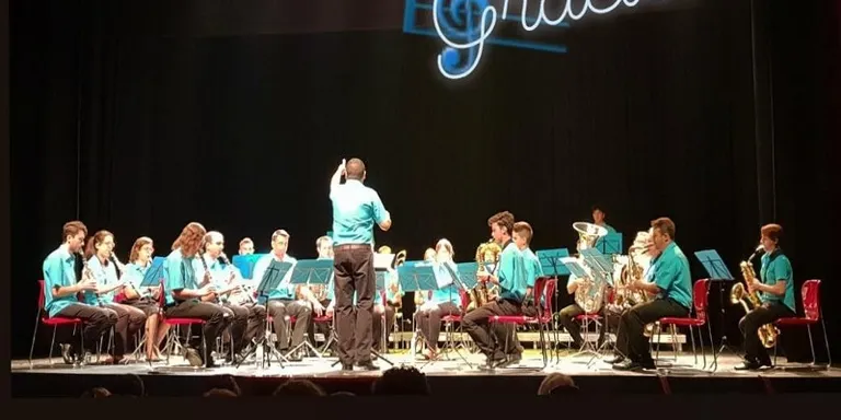 El públic ovaciona la Banda S.XXI al concert de Festa Major