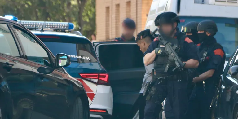 Els Mossos detenen un home que s’havia atrinxerat en un domicili de Terrassa després de disparar contra un altre