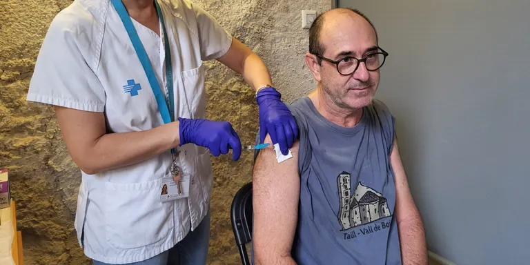 El Departament de Salut inicia avui dilluns la campanya de vacunació de tardor, que inclou la vacunació contra la grip i la COVID-19