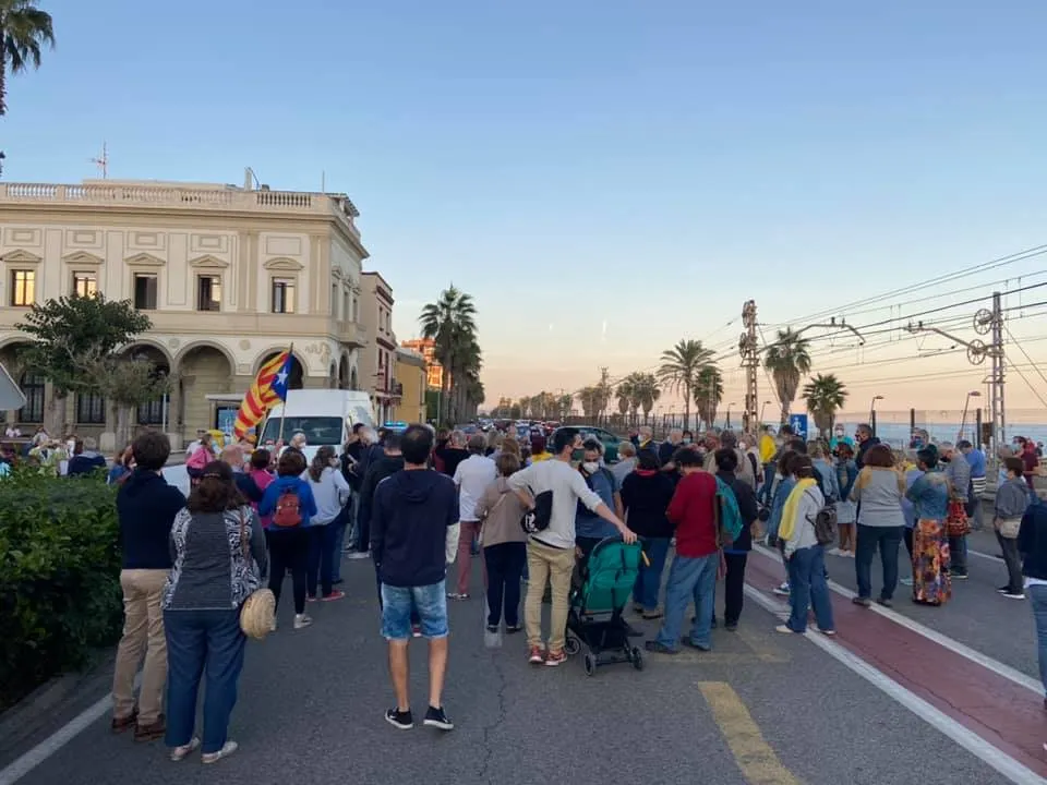 Una setantena de persones es va concentrar aquest dilluns en protesta per la inhabilitació de Quim Torra