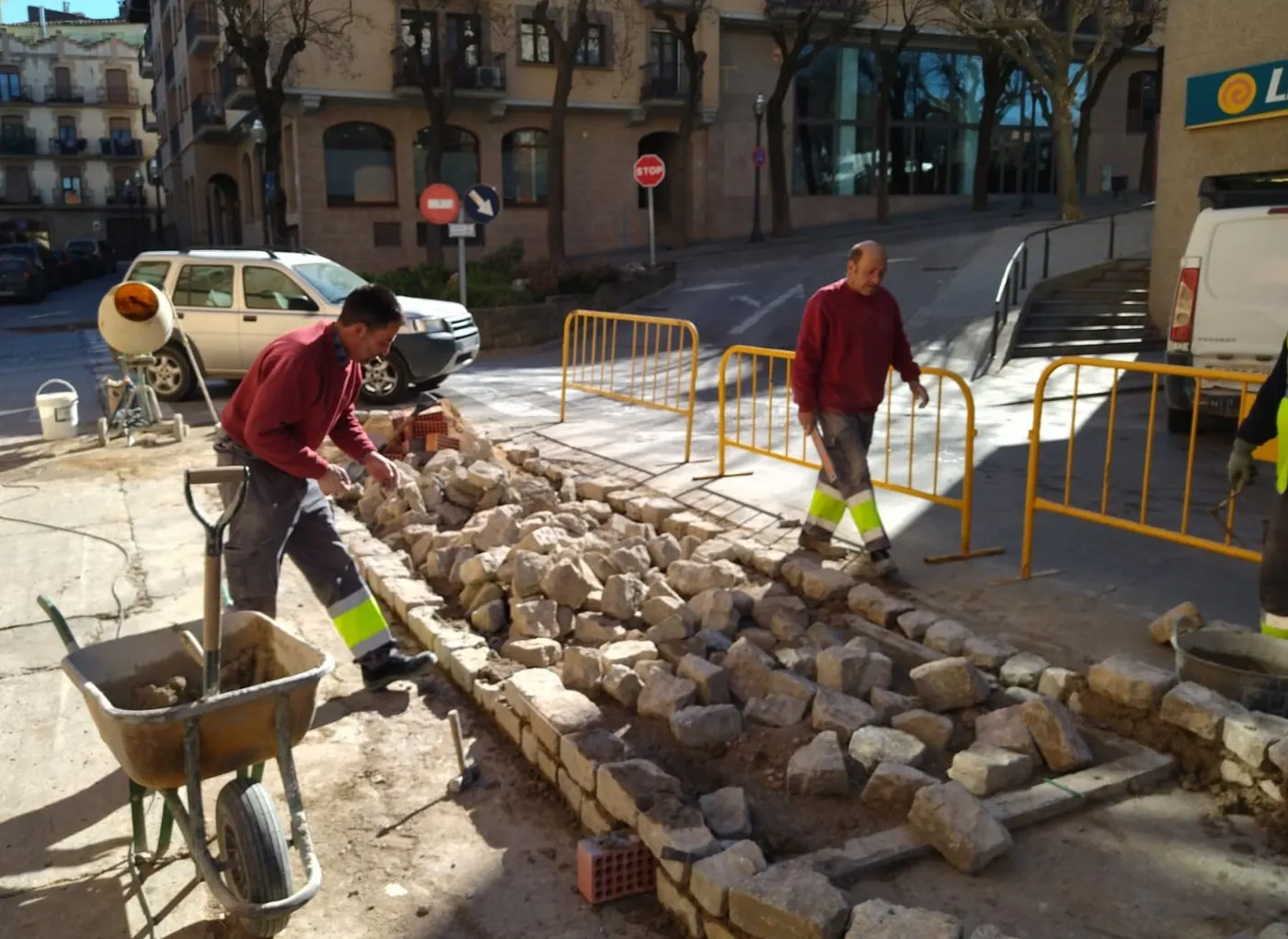 El reforç de la brigada municipal amb quatre nous plans d'ocupació permet millorar l'espai urbà del nucli antic