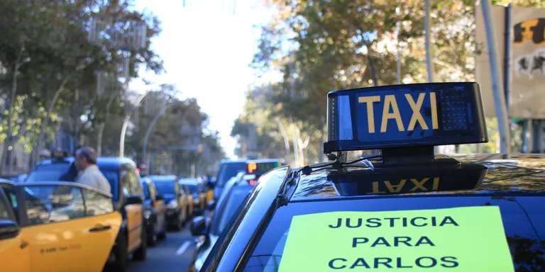 Milers de taxis ocupen la Gran Via de Barcelona per exigir "justícia" pel conductor mort després d'una agressió