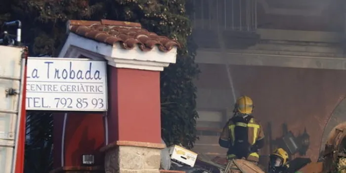 Els Bombers d’Arenys han treballat en l'extinció de l'incendi d'ahir a una antiga residència d’avis a Llavaneres