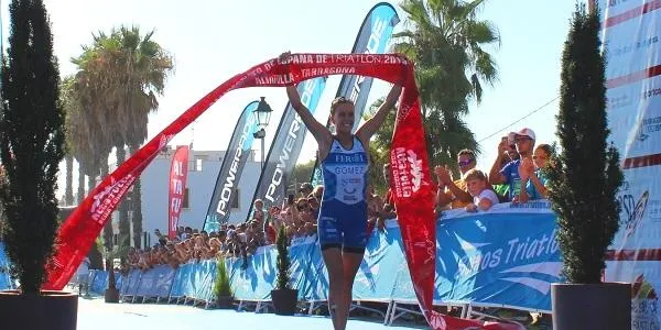 Tamara Gómez es proclama reina del triatló espanyol a l’edició amb més participació femenina de la història