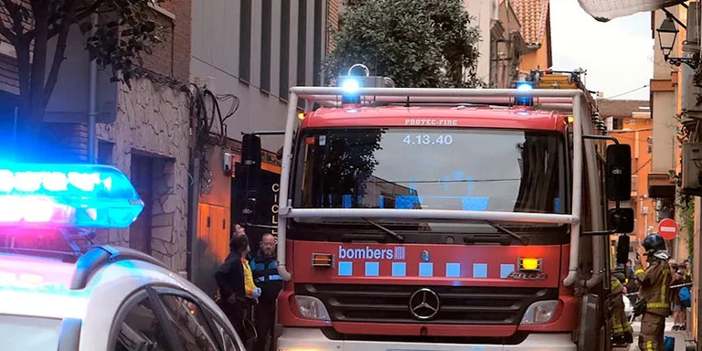 Els Bombers apaguen un foc provocat per una caixa elèctrica al carrer Santa Llúcia