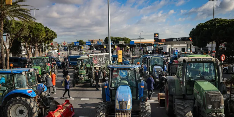 Més de 1.000 tractors i uns 2.000 pagesos participen en les protestes als principals punts de distribució del país