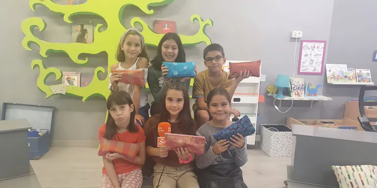 Escola Jaume I i el projecte de l'estoig solidari: 'Ajudem a un grup de dones de l'Índia que cusen estoigs aprofitant la roba dels seus vestits'