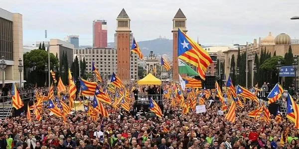 Una trentena d'altafullencs es concentren a Barcelona en contra la “judicialització” del procés