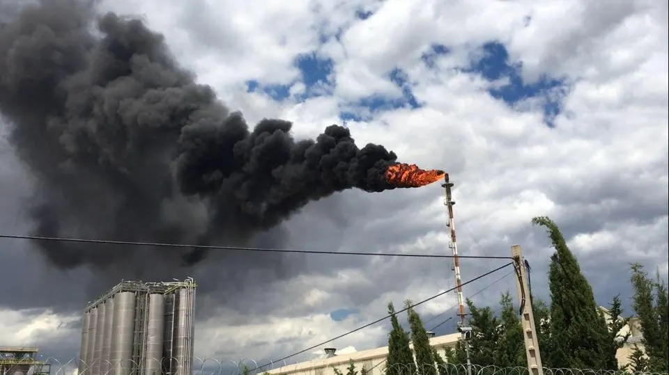 La vaga del sector de la refineria bloqueja el Passeig de la Química