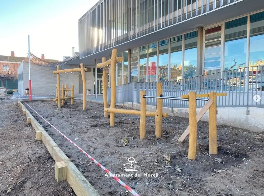 L'Ajuntament millora el pati i entorn de l'Escola Ventura Gassol