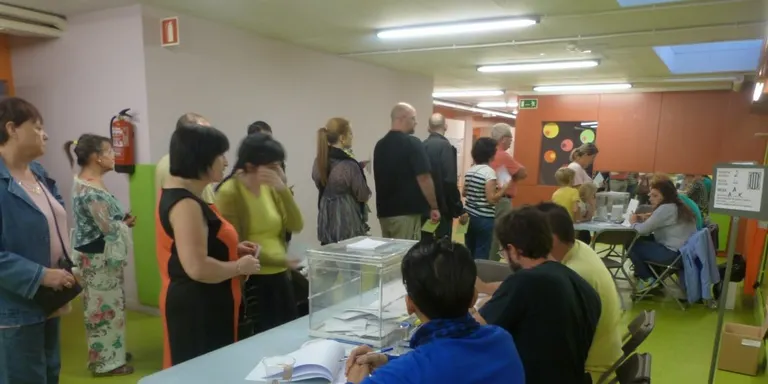 Els col\xb7legis electorals viuen el 27S sense incid\xe8ncies