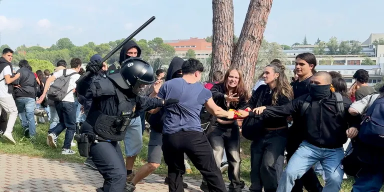 Càrregues policials i aldarulls al campus de la UAB per la presència de Vito Quiles