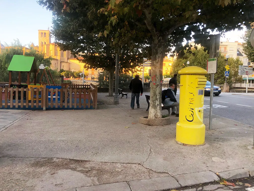 L'Ajuntament arranja la vorera de la plaça de l'edifici Tauro