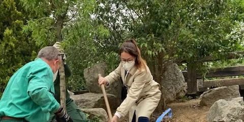 Caldes planta un arbre al parc de l’Ametller per reivindicar les accions contra el canvi climàtic