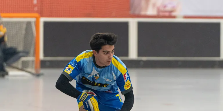 Els primers equips calderins d'hoquei i futbol tornen a la feina amb partits molt complicats