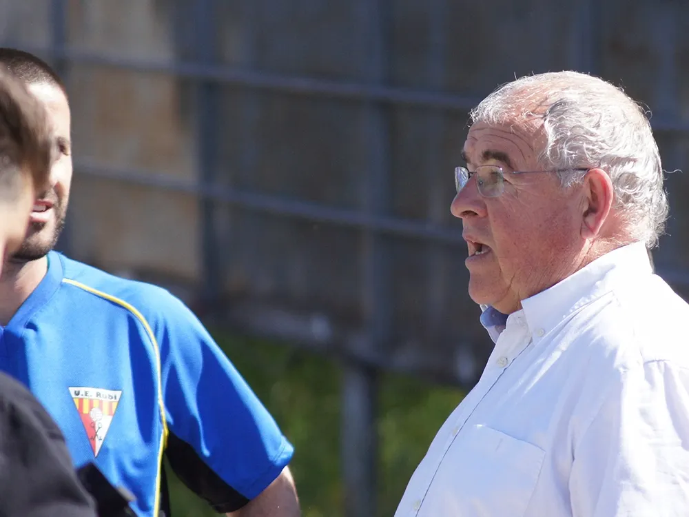 Julià García desenvolupant la seva tasca de coordinador del futbol formatiu de la UE Rubí