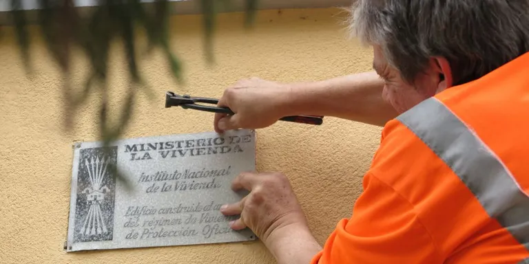 Es retiren les plaques de l’Instituto Nacional de la Vivienda