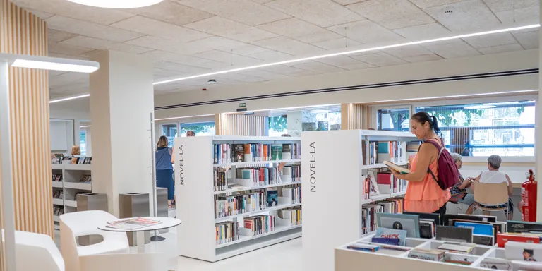 Veïns i veïnes de Poblenou, satisfets amb la reforma integral de la biblioteca inaugurada dissabte