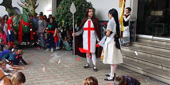 La plaça de l’església es va omplir de gent, sobretot a la tarda, per gaudir de les parades de Sant Jordi