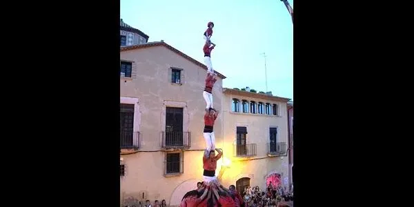 La plaça del Pou torna a veure descarregar un p8fm després de gairebé un segle i mig