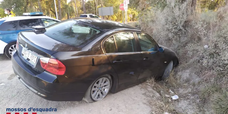 Un conductor begut té un accident a Caldes de Malavella, deixa el fill menor d'edat a una rotonda i fuig a peu