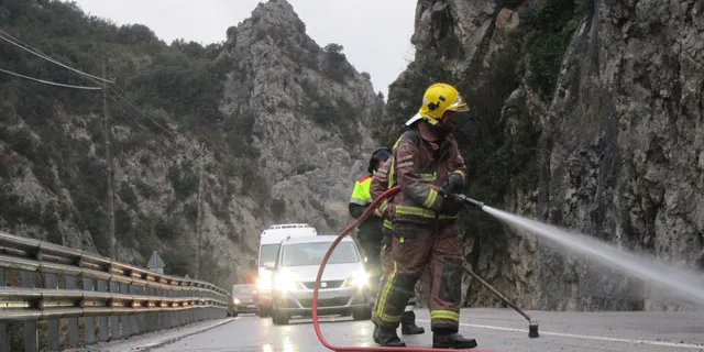 Una esllavissada de roques obliga a tallar la carretera C-14 al congost dels Tres Ponts