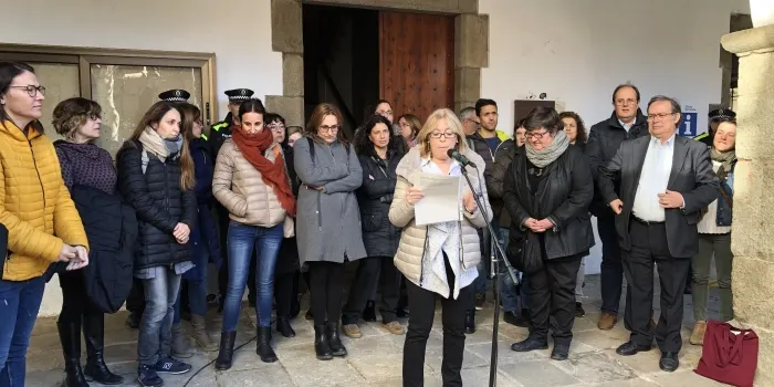 Una trentena de persones es concentren per rebutjar l’agressió d’una treballadora de Salt