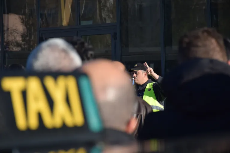 Nova marxa lenta dels taxistes pel centre de Barcelona contra Free Now i les plataformes VTC