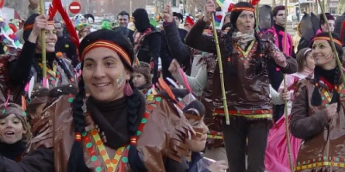Tot a punt per la rua de comparses a la riera