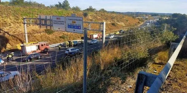 Cap ferit en un xoc entre un camió i un turisme a l’N-340
