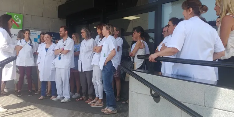 Rebuig davant del CAP Anton de Borja per la dona assassinada a Terrassa