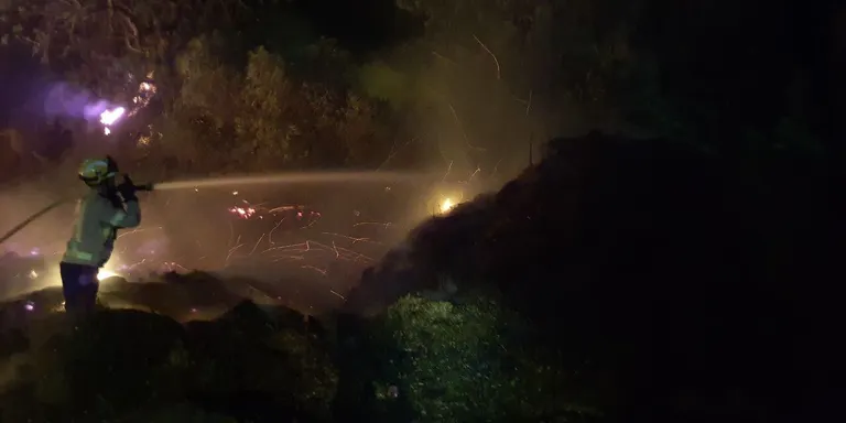 Deu dotacions dels Bombers extingeixen un incendi a la partida de l’Ardiaca de Cambrils